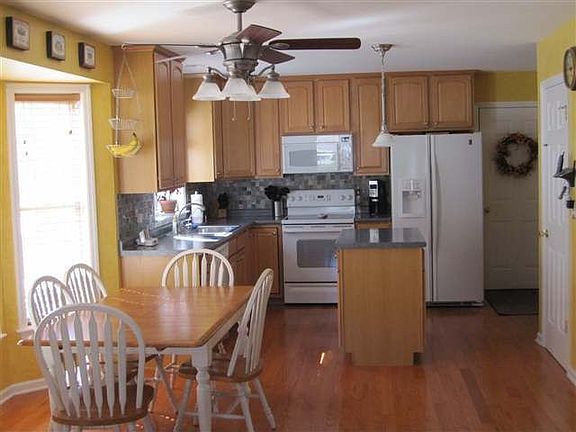 2nd image of 22 Aster Dr