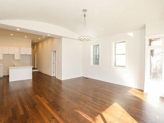 2nd image of 1324 W Wrightwood Ave #1