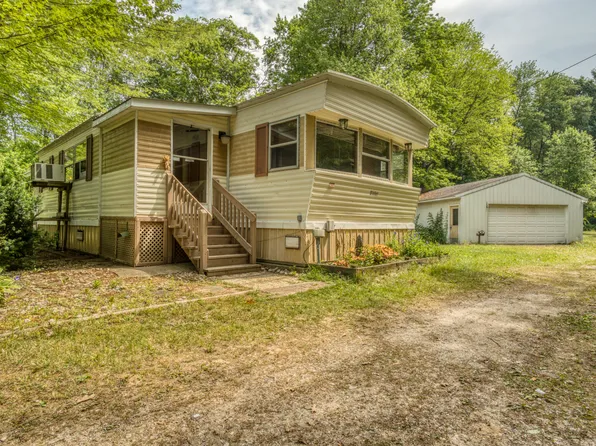 10044 Federal Rd, Howard City, MI 49329
