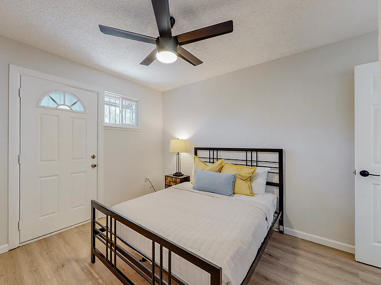 Remodeled / Fully Loaded / Furnished 2 Bed / 2 Bath in Uptown — Photo 13