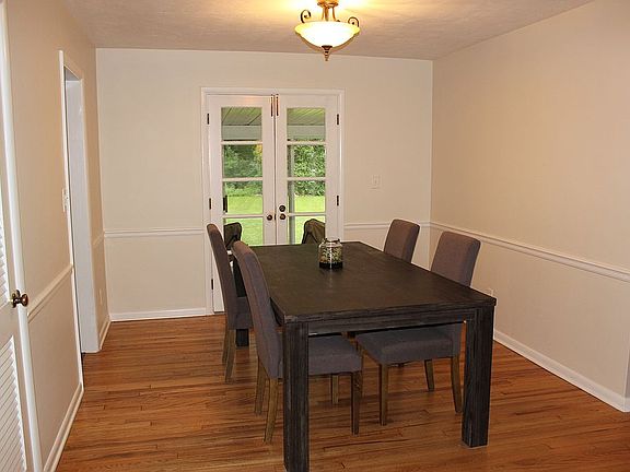 DR w French Doors to sunroom