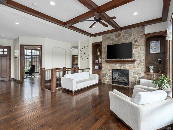 3rd image of 818 N Fairoaks Ct