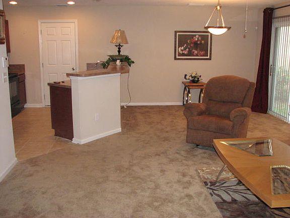 (Bar/Dining Room)