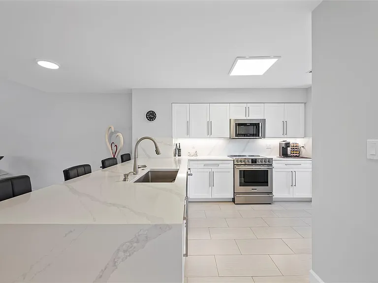 240 NE 2nd St #6-F — Photo 5