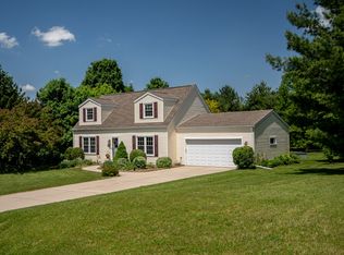 626 Prairie View Dr, North Prairie, WI 53153