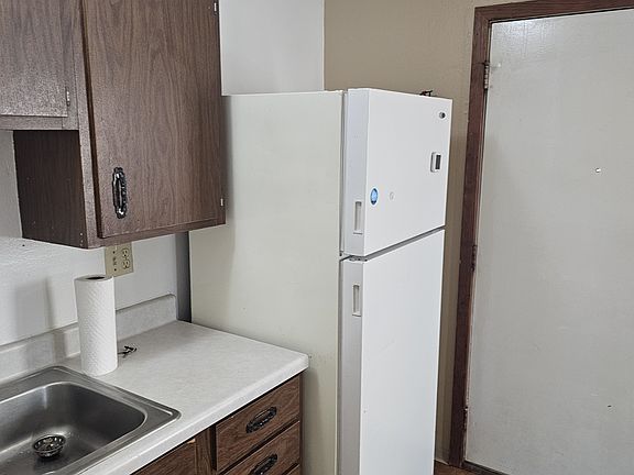 5th image of 600 E 9th St APT 28