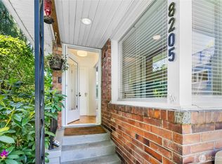 8205 19th Ave NE, Seattle, WA 98115