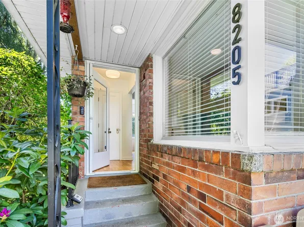 8205 19th Avenue NE, Seattle, WA 98115