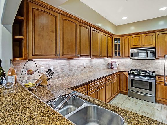 5th image of 11540 Moorpark St Unit 402