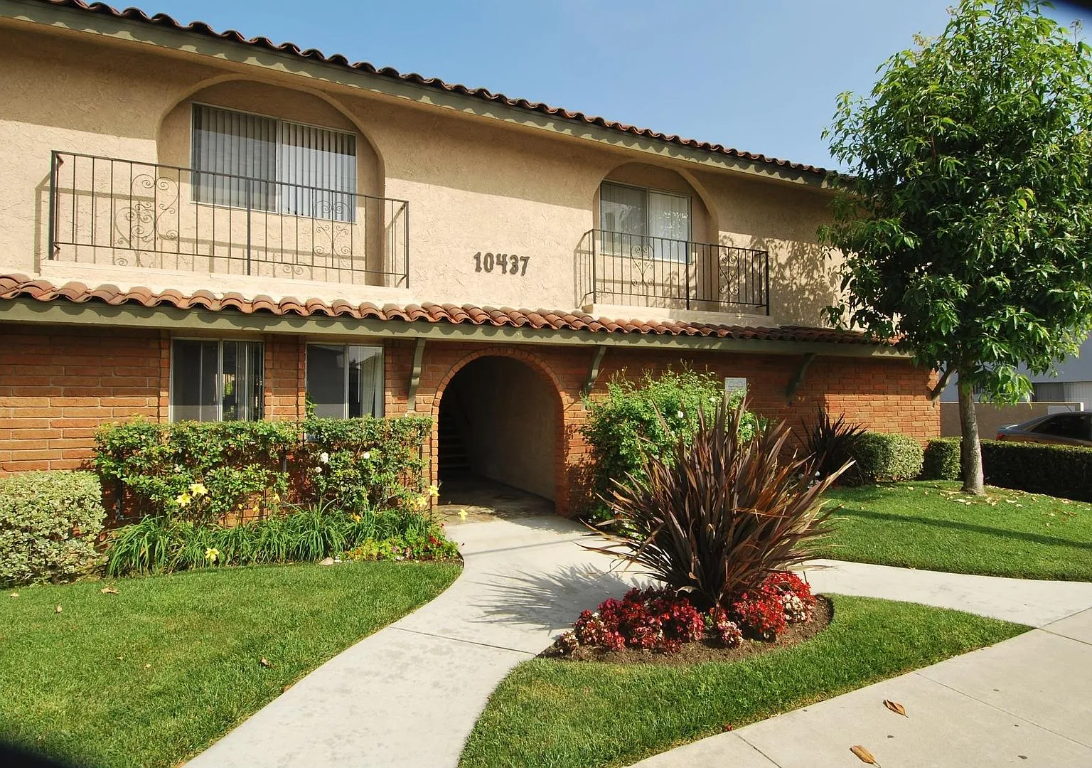 La Reina Ave. Apartments — Photo 1