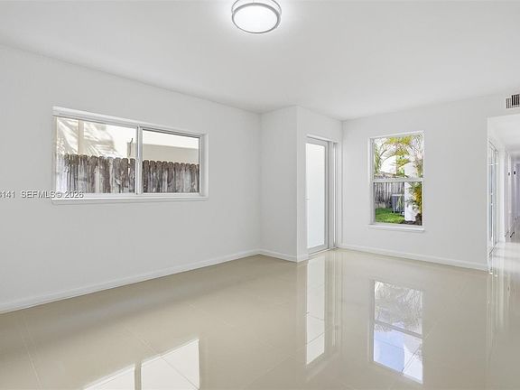 5th image of 1045 SW 25th Ave