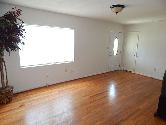 2nd image of 1526 Roselle Ave