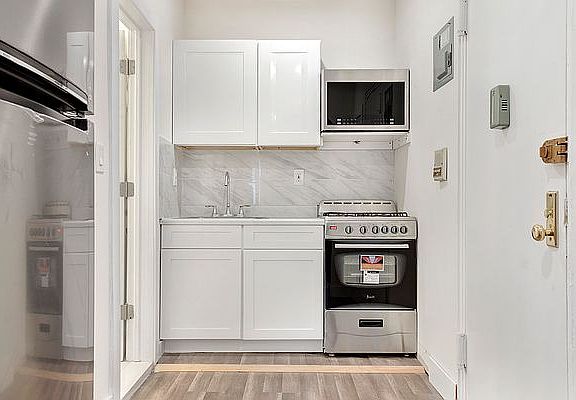 3rd image of 139 Montague St #4