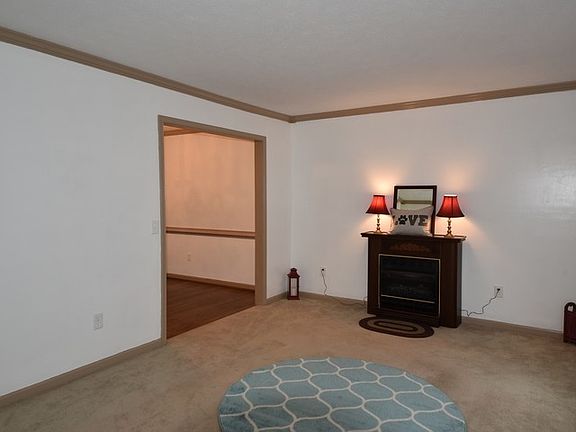 3rd image of 135 Featherstone Dr