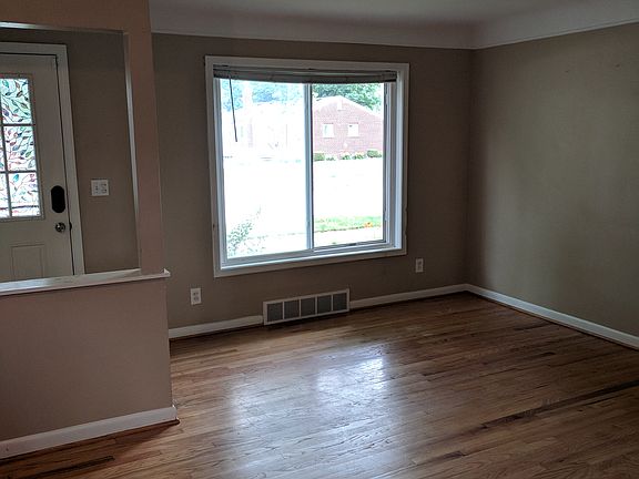 living room w/picture window