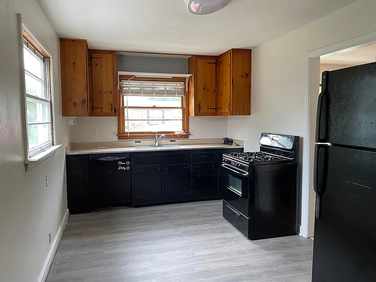 408 Henderson Dr — Photo 10