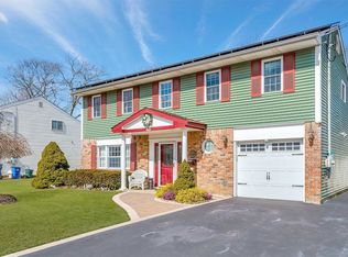 43 Columbine Ave, Islip, NY 11751