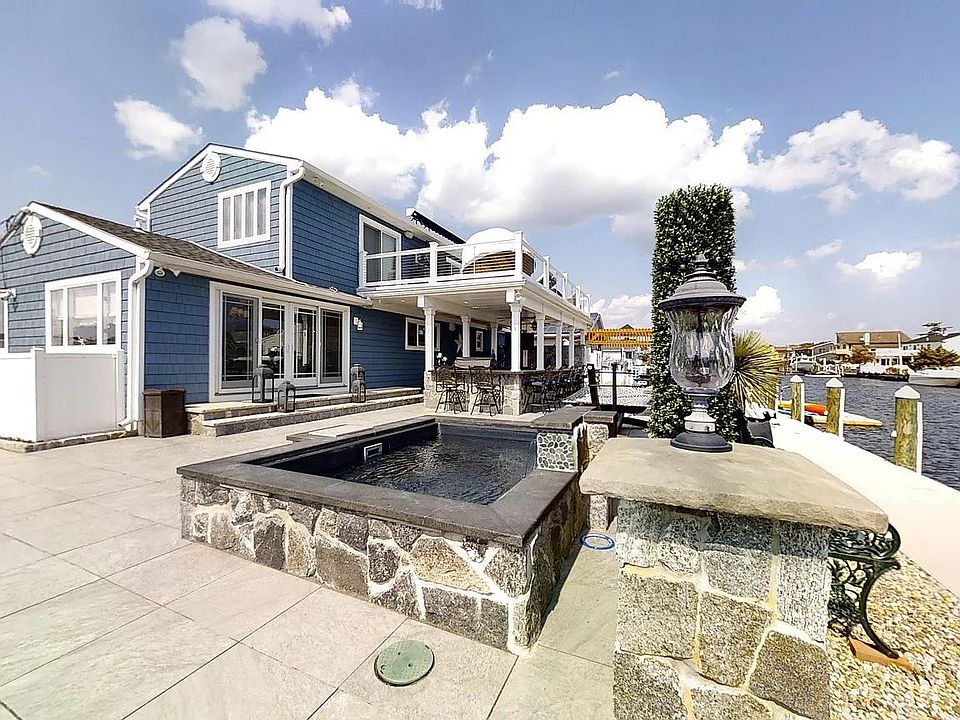 1st image of 589 N End Ave