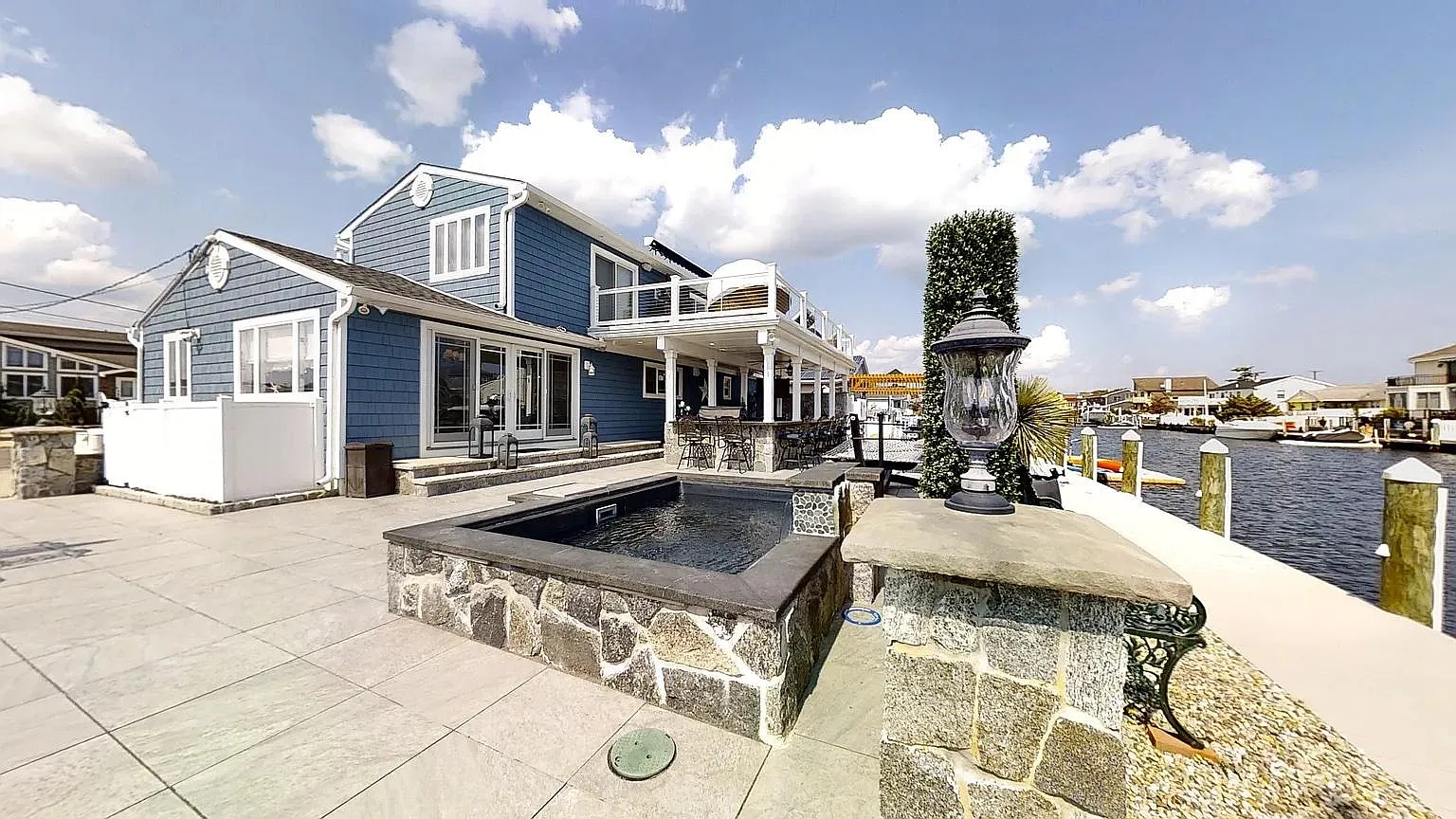 589 N End Ave photo 1