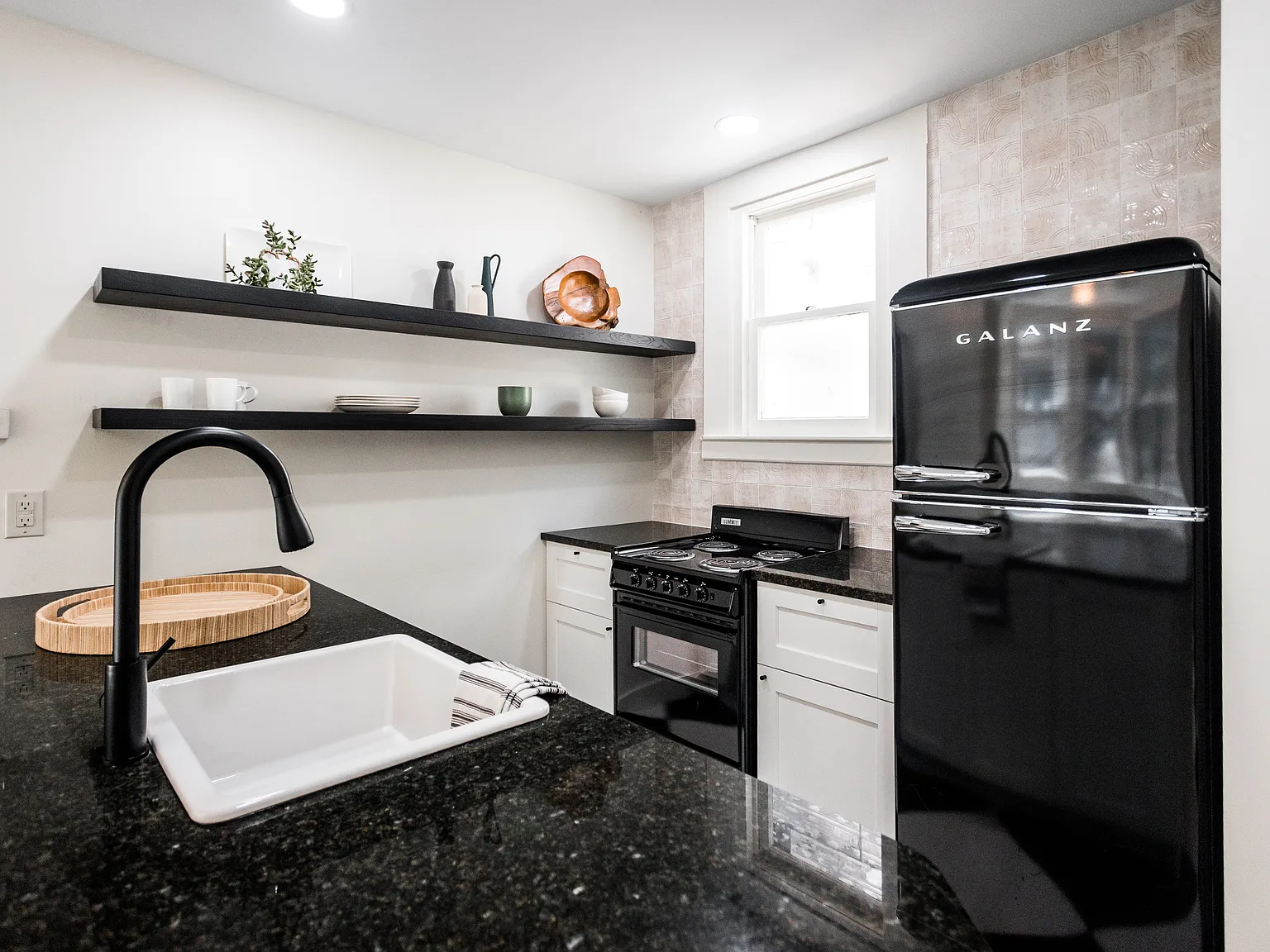 2 bed, 1.5 bath, 1294 sqft, $2,200 — Photo 2