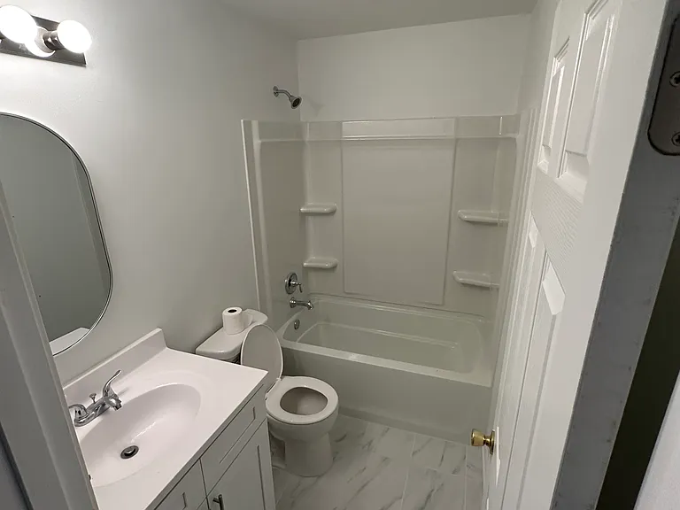 923 Four Seasons Blvd — Photo 7