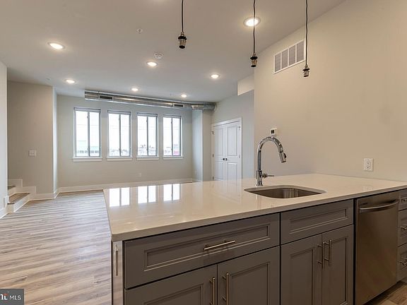 4th image of 121-27 W Cumberland St #303