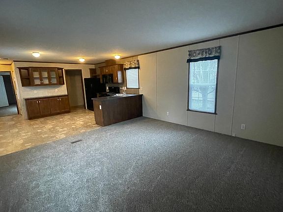 3rd image of 221 Lakeshore Cir
