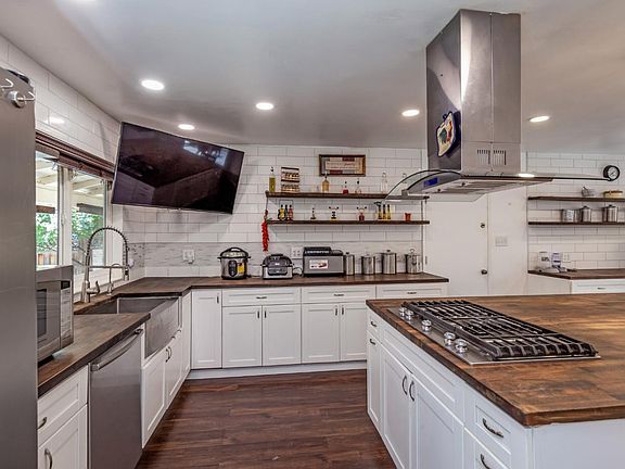 4th image of 3526 Oxford Dr
