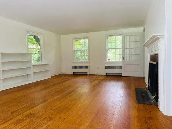 19 Armory St, Hamden, CT 06517