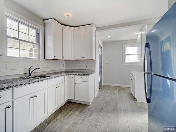 4th image of 126 Sanford St Floor 1
