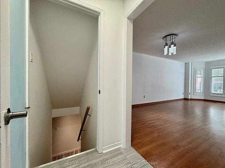 2052 Oak Bliss Cres — Photo 21