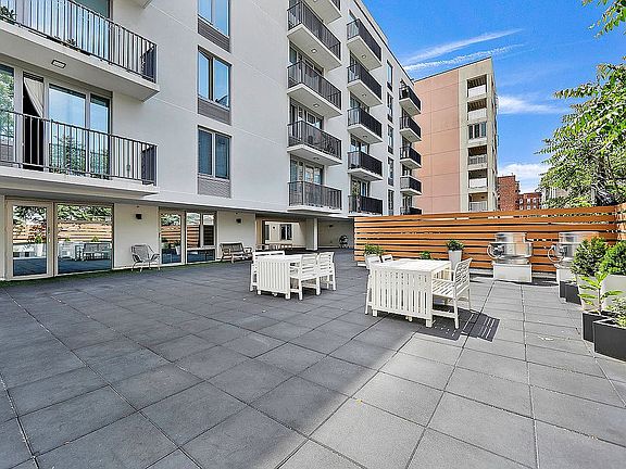 4th image of 2128 Ocean Ave #5C