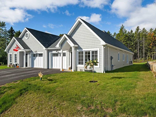 9 Chester Hills Dr, Chester, NS B0J 1J0
