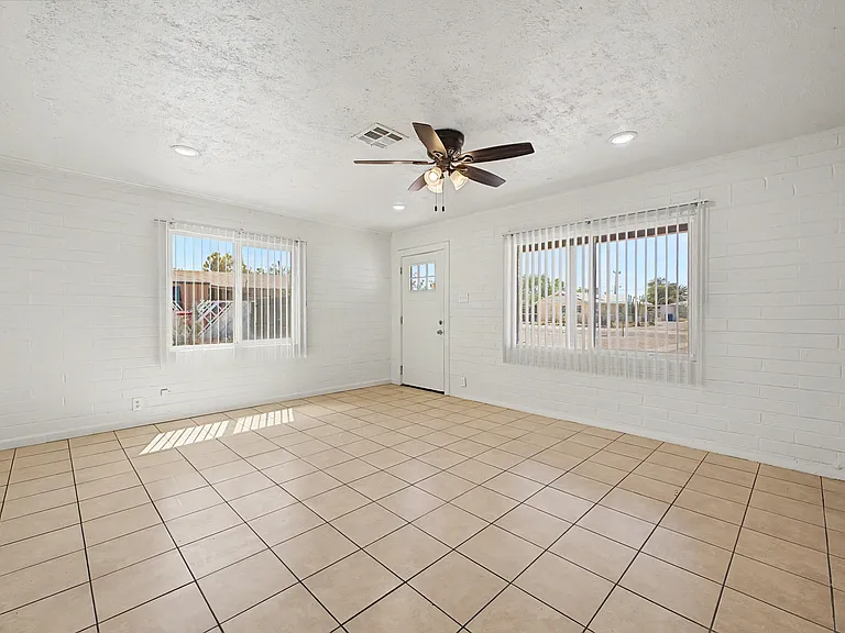 2433 E Cameron Vis — Photo 15