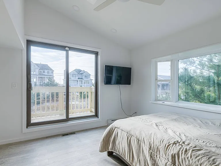 826 Dune Rd — Photo 21