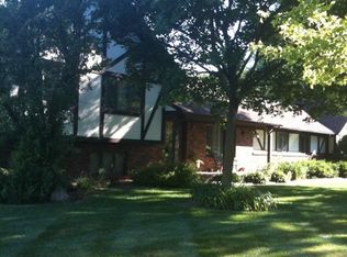 1901 Fieldcrest Ct, Rochester Hills, MI 48307