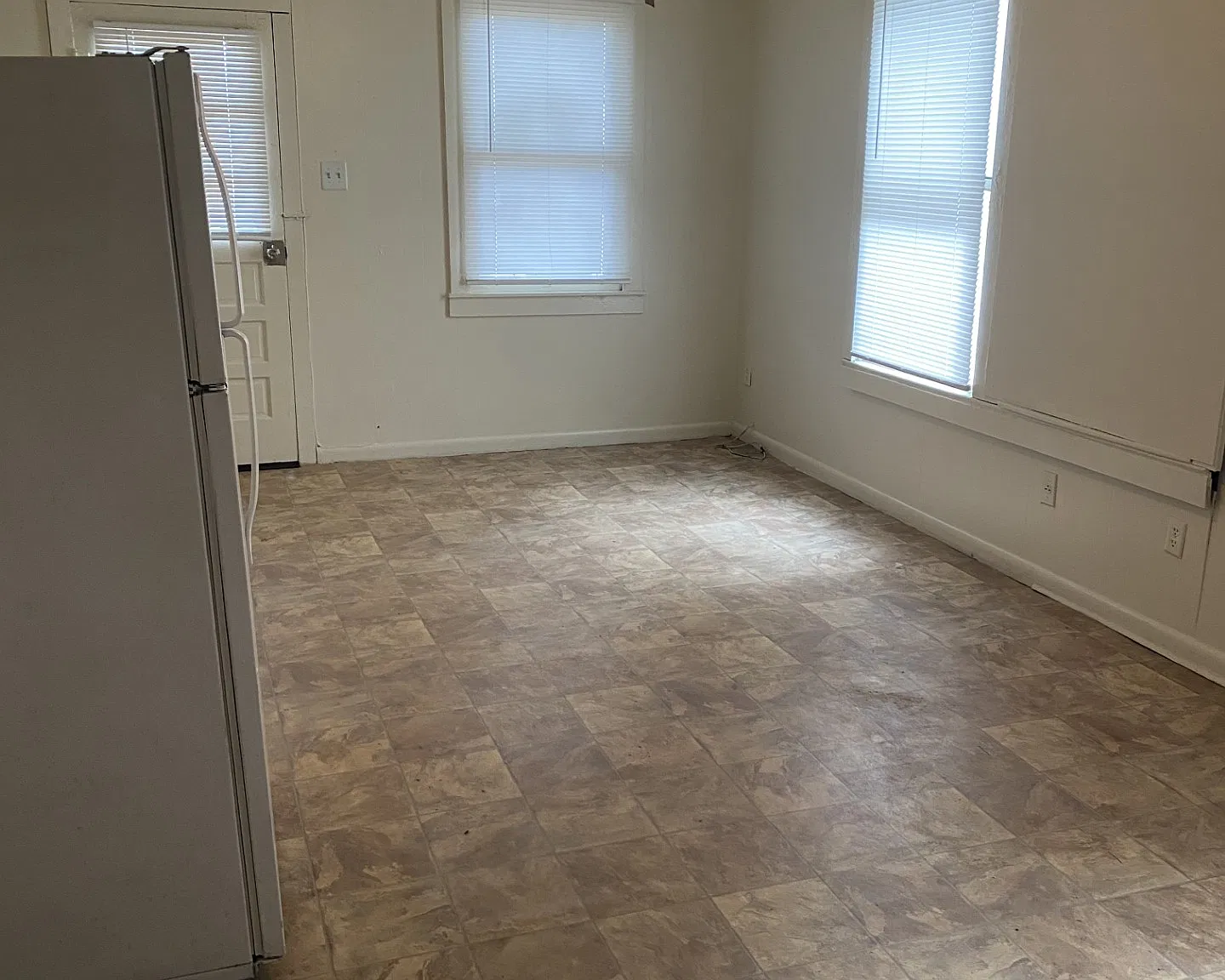 1 bed, 900 sqft, $595 — Photo 2