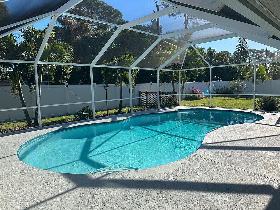 2nd image of 633 NE Horizon Lane