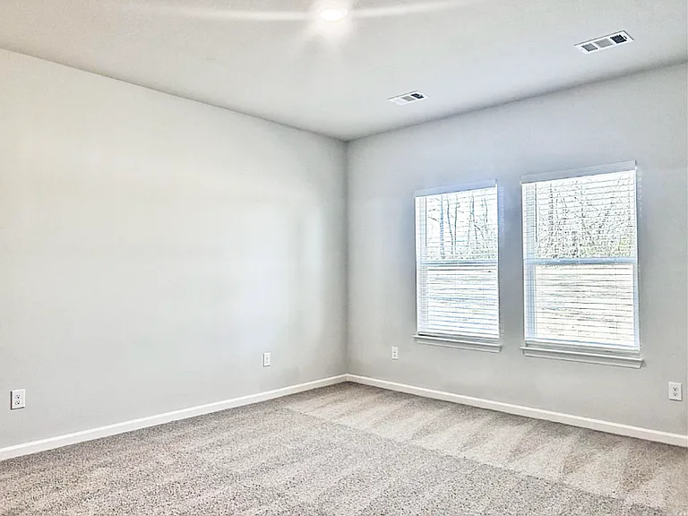 724 Edgemont Cir — Photo 12
