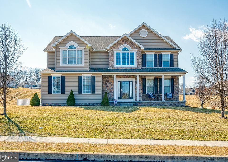 1st image of 13 Tyler Dr