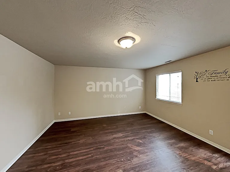1452 S Stoker Ln — Photo 7