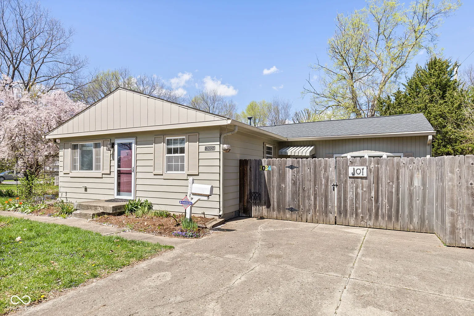 3034 Roberta Dr photo 1