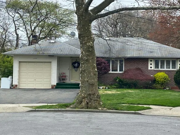 1369 Carole Ct, Valley Stream, NY 11580