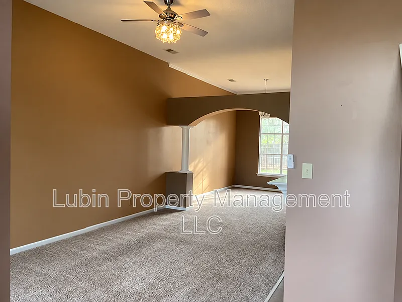 3 bed, 2.0 bath, 2600 sqft, $1,795 — Photo 2