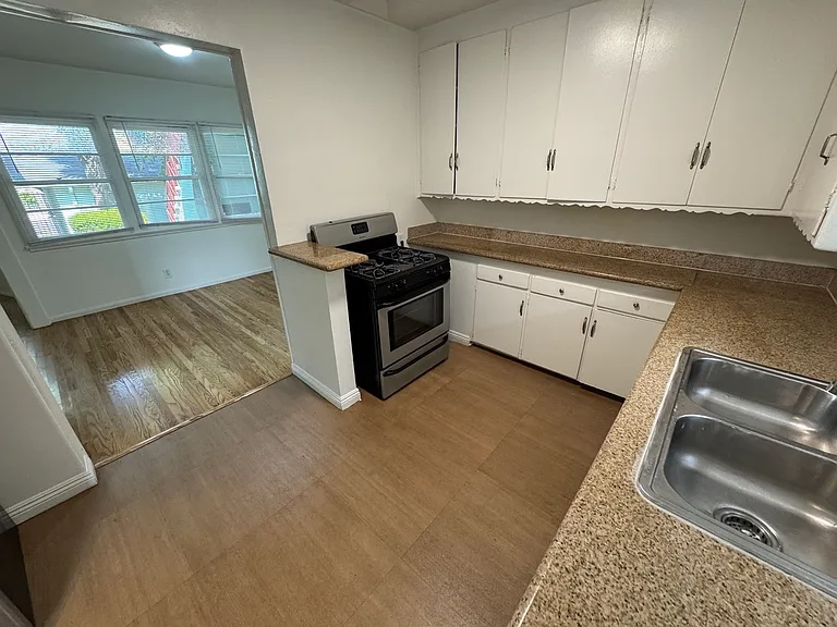 902 Alandele Ave #902 — Photo 20