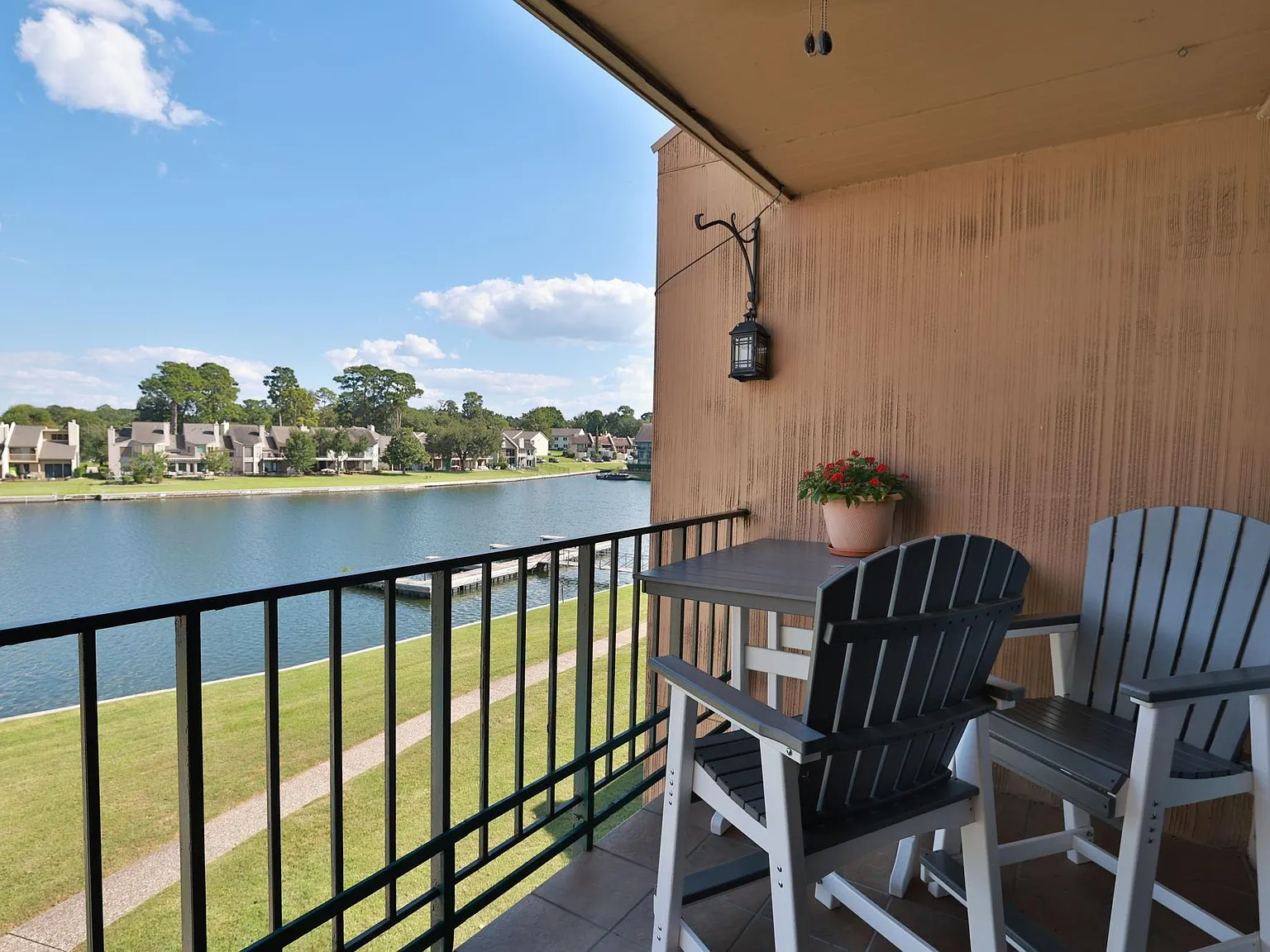 2 bed, 1.5 bath, 901 sqft, $2,295 — Photo 2