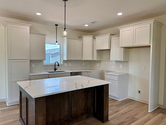 4th image of 306 W Lavern Ln