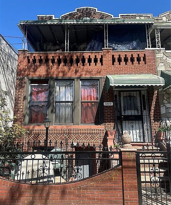 1st image of 569 Chester St Floor 1