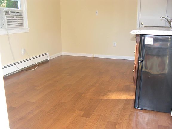 3rd image of 19 Benstone St