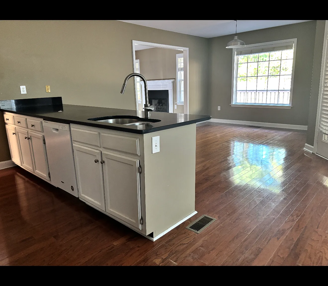 3 bed, 1978 sqft, $2,500 — Photo 1